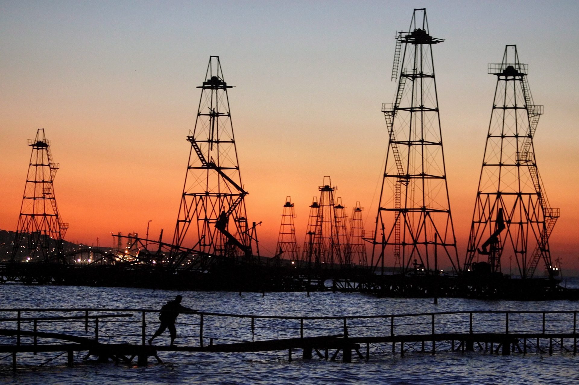 Нефтяные вышки в Баку